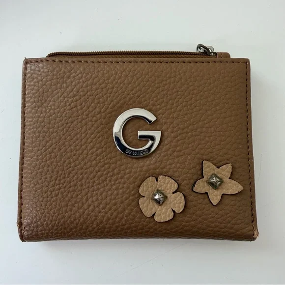 GUESS Glossy Black Shoulder Bag & Floral G-Logo Wallet Bundle - Picture 8 of 15